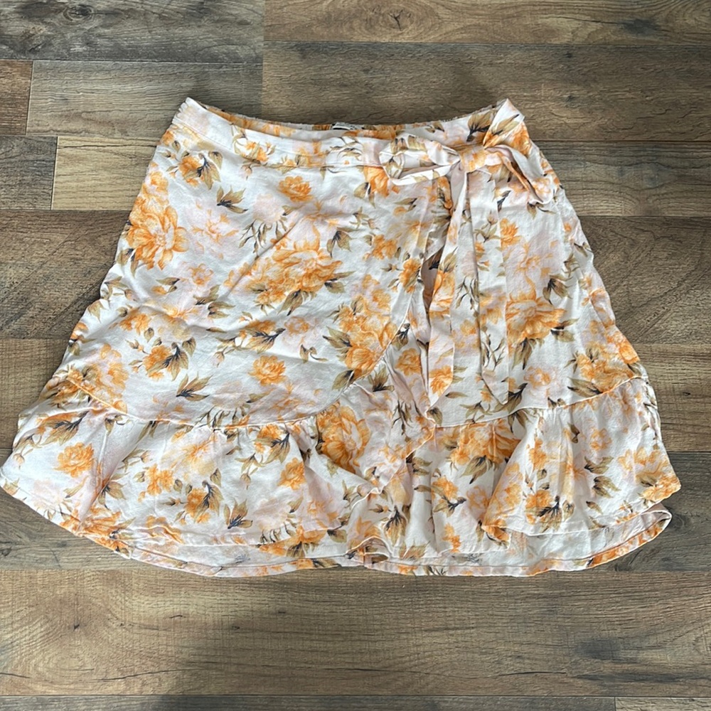 This is a skirt from american eagle never worn (no tags), off white floral
